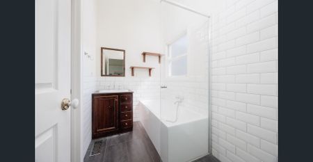 Charm, beauty & location - Photo 4