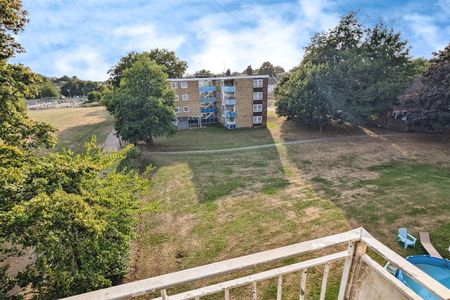 Ellwood Avenue, SO19 - Photo 3