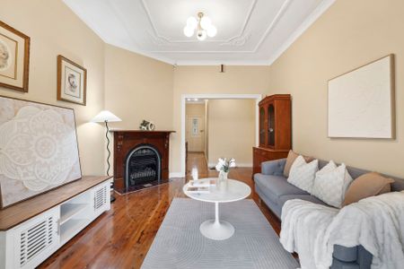 SUPERB FAMILY HOME! - Photo 3