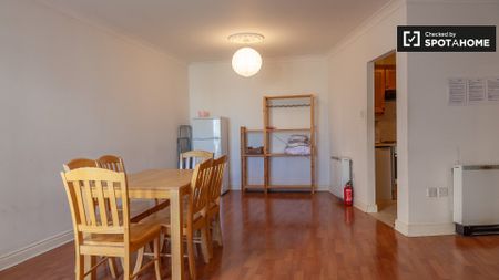 Bright room in 4-bedroom apartment in Stoneybatter, Dublin - Photo 3