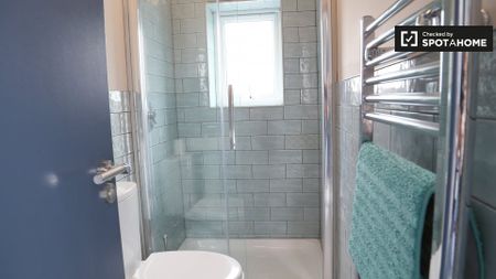 Rooms for rent in 5-bedroom apartment in Whitehall, Dublin - Photo 4