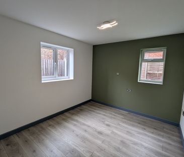 3 Bed End Terrace, Barlow Close, SM6 - Photo 2