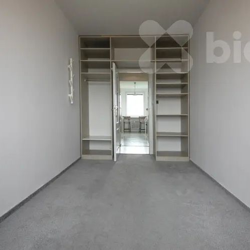k pronájmu světlý byt 3+1 s prosklenou lodžií a úchvatným panoramatickým výhledem na celou Prahu. - Photo 1