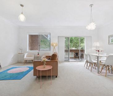 Spacious & Light-Filled Apartment in Prime Carlton Location - Photo 1