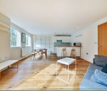 Flat to rent - Seren Park Gardens, London, SE3 - Photo 3