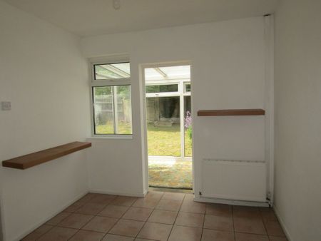 3 bed House - To Let - Photo 5