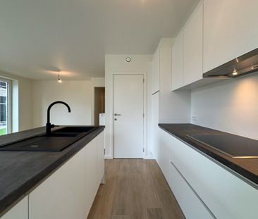 Prachtig gelijkvloersappartement met 2 slaapkamers, ruime tuin en g... - Foto 1