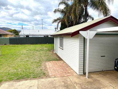 Renovated 3-bedroom family home. - Photo 3