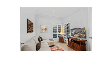 Elegant Waterfront Living in Prime Robina Location - Photo 3