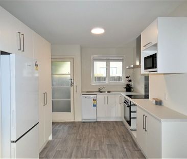 Sunny North-Facing Apartment with Parking - Photo 3