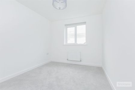 3 bed House - Semi-Detached To Let - Photo 3
