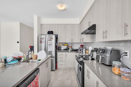 For Lease - 12 Blackberry Lane, Thorold, Ontario - Photo 2