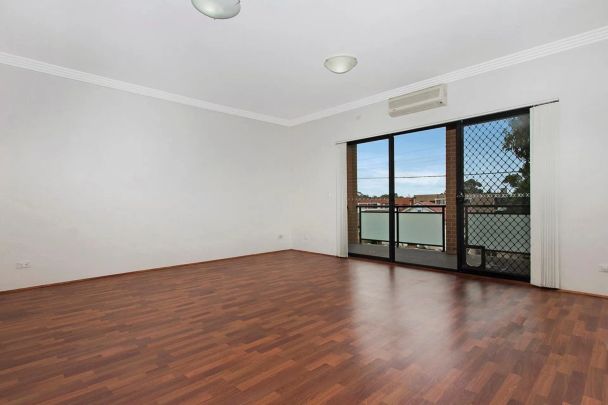 PERFECT LOCATION – 2 BEDROOM APARTMENT WITH AIR CONDITIONING. - Photo 1