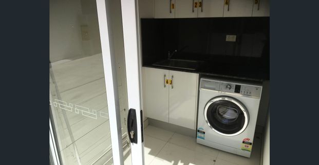 ROOM - WATER, INTERNET & ELECTRICITY BILLS INCLUDED! - Photo 1