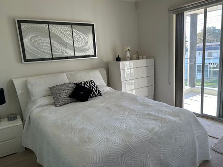 Furnished 3 bedroom unit with beautiful water views - Photo 4