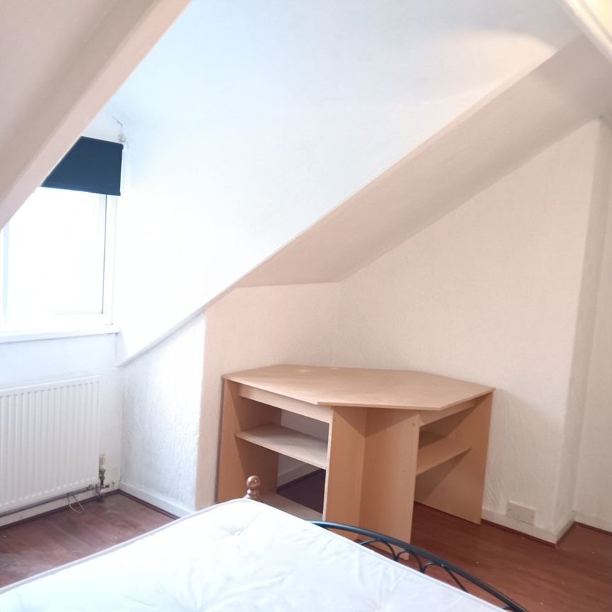 4 Bed Terraced House, Brudenell Avenue, LS6 - Photo 1