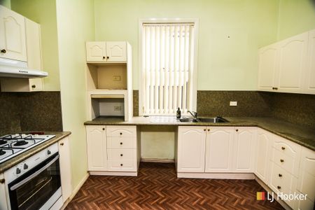 CENTRALLY LOCATED FAMILY HOME - Photo 4