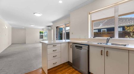 Spacious and Freshly Updated 3 bedroom 2 living Home in Otumoetai - Photo 3