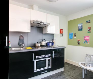 1 bedroom in a flat share to rent - Photo 5