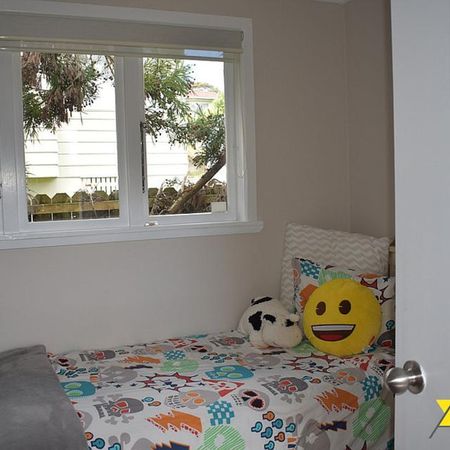 Family home 4 bedrooms on Glengarry Road - Photo 4