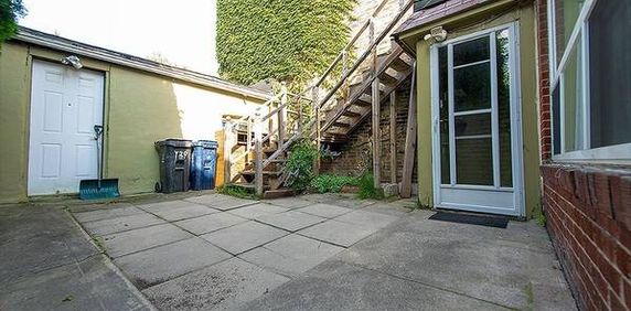 Modern spacious unit back patio! - Photo 2