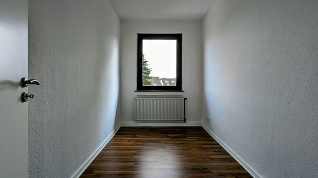 Familienwohnung: 4 Zimmer, Balkon & Parkplatz - Foto 1