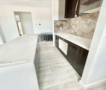 Modern Family Living in Thornhill Park Estate! - Photo 5