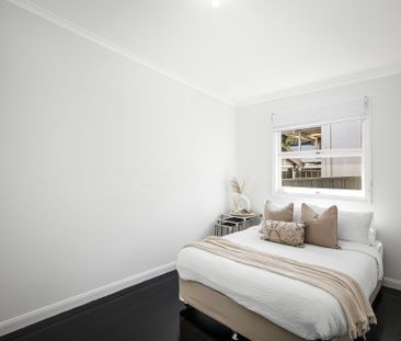 MODERN FAMILY HOME WITH SWIMMING POOL! - Photo 4