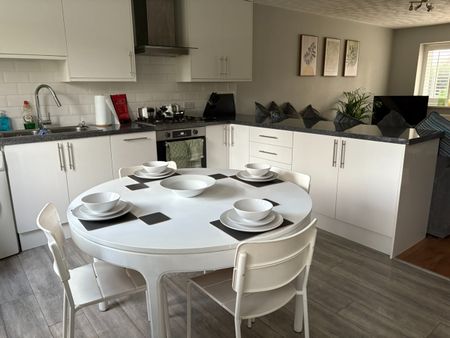 3 Bed Semi-Detached House, Crescent Grove, M25 - Photo 5