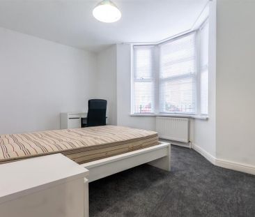 4 bedroom flat to rent - Photo 4