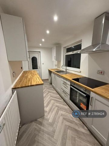 3 bedroom terraced house to rent - Photo 4