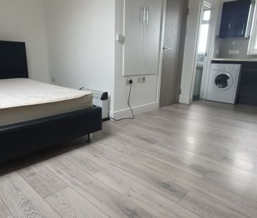 Flat 4, 25 Minny Street, Cathays, Cardiff, CF24 4ES - Photo 2