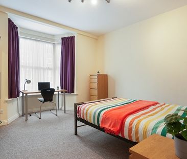 4 bedroom property with 2 bathrooms - Photo 6