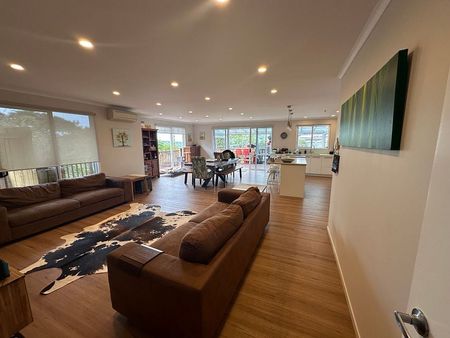 432 Huia Rd - Large family home with Pool & Spa! - Photo 2