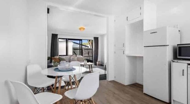 Central 2BR Townhouse with Garden and sleepout - Photo 1