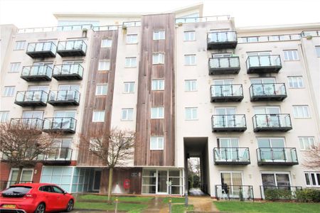 2 Bedroom Flat / Apartment - Admirals House, Gisors Road - Photo 3