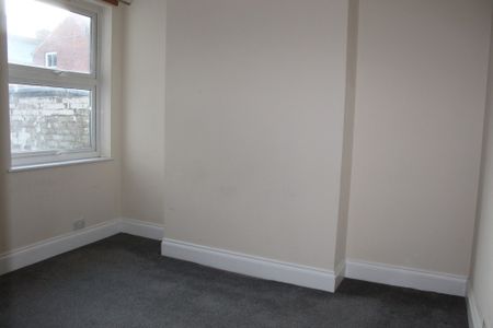 3 bed House - To Let - Photo 3
