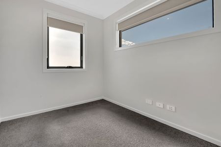 SPACIOUS, LIGHT & BRIGHT FAMILY HOME - Photo 2