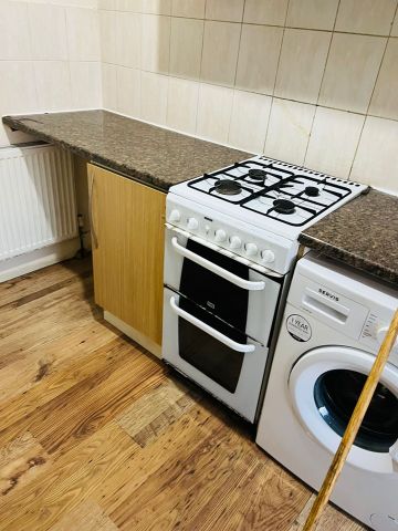 1 Bed Flat, Barking Road, E6 - Photo 2