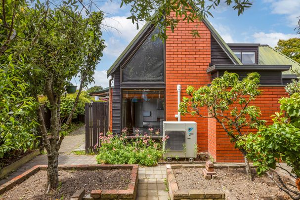 Sunny & warm 3 bedroom townhouse - Photo 1