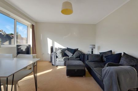 A one bedroom, first floor apartment, with resident’s parking, located within a pleasant cul-de sac, in the sought-after village of Great Shelford. Close to local village amenities and local train station. - Photo 2