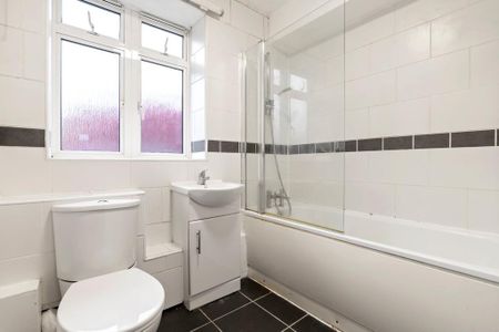 3 bedroom flat to rent - Photo 2