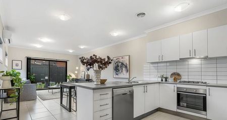 Family Home in Roxburgh Park - Photo 4