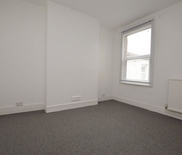 Flat to rent - Fairlawn Park, London, SE26 - Photo 3