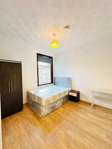 Room in a Shared House, Shrewsbury Road, E7 - Photo 2
