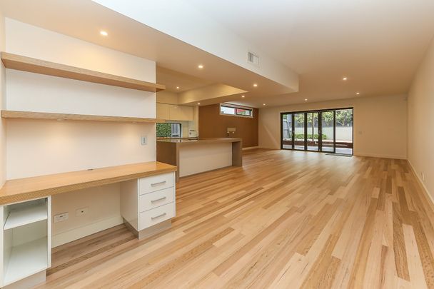 Large Town House with City views - Photo 1