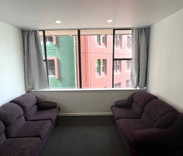 LOCATION LOCATION LOCATION: neat and tidy 2x bedroom apartment - Photo 1