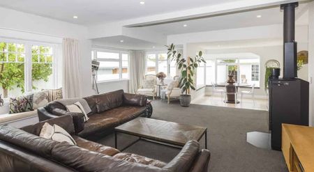 Three bedroom home - Photo 2