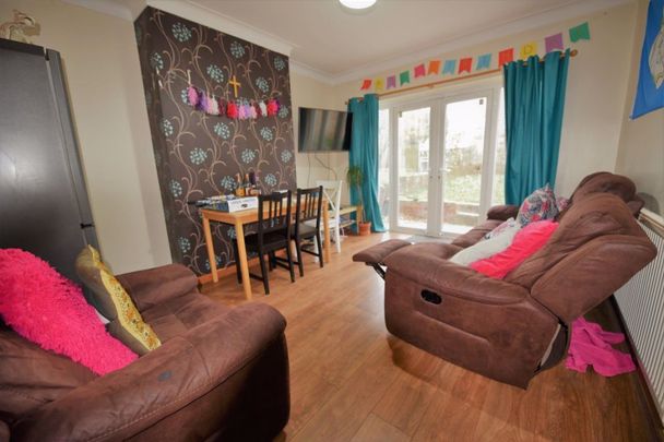 4 bedroom House in St Annes Road, Leeds - Photo 1