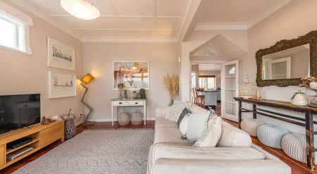 Stunning 4 bedroom Oriental Bay grand home - Photo 2